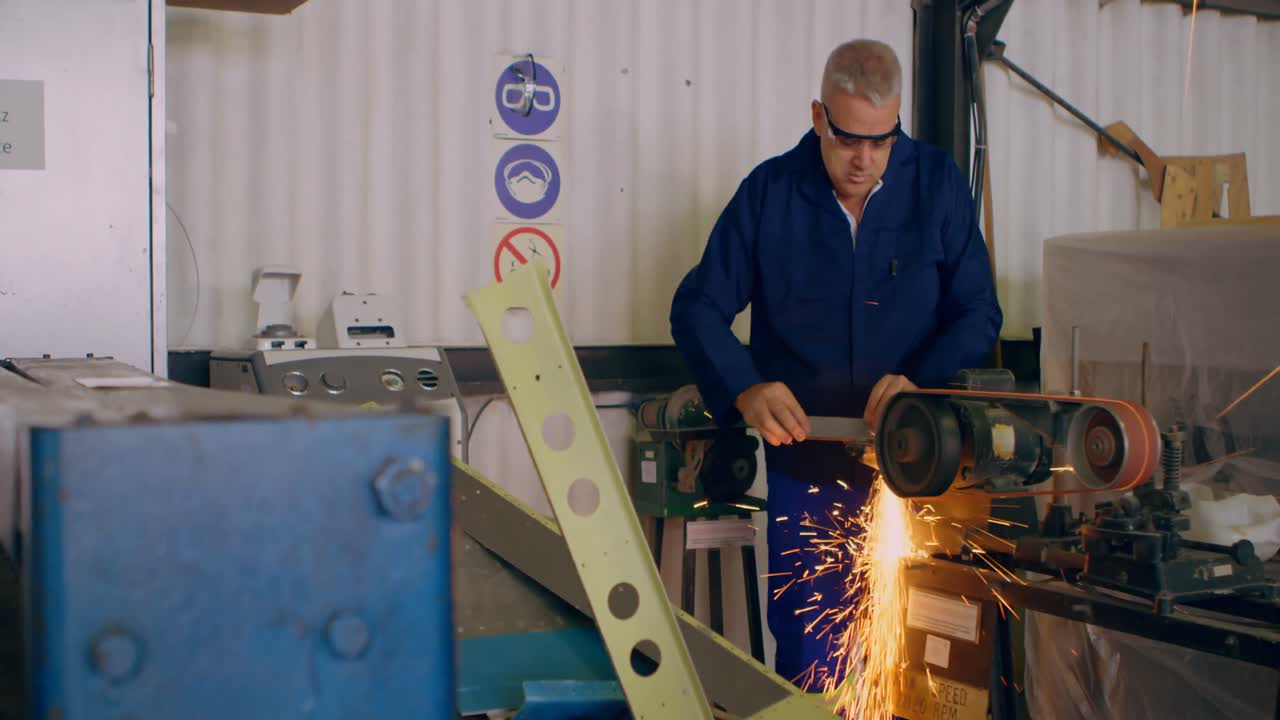 4k 기계에서 금속을 형성하는 작업자