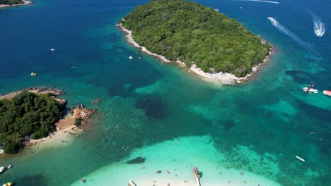 ksamil fabuloso destino de verano con playas de arena blanca, mares esmeralda, precios asequibles, y corfú en el horizonte - el sueño de un turista