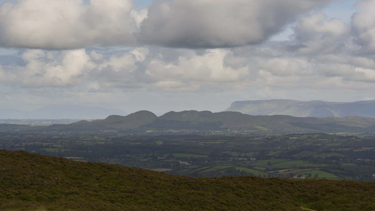 lapso de tiempo del paisaje natural agrícola rural durante el día en irlanda