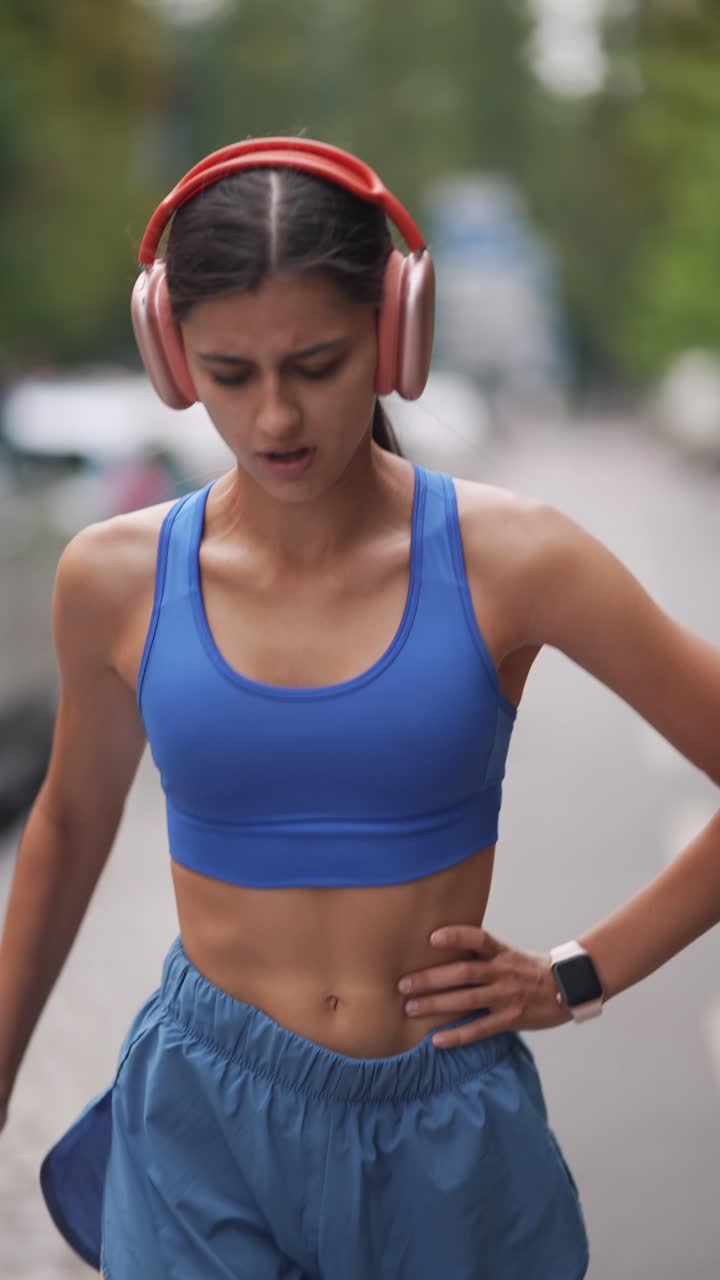 mujer corriendo al aire libre