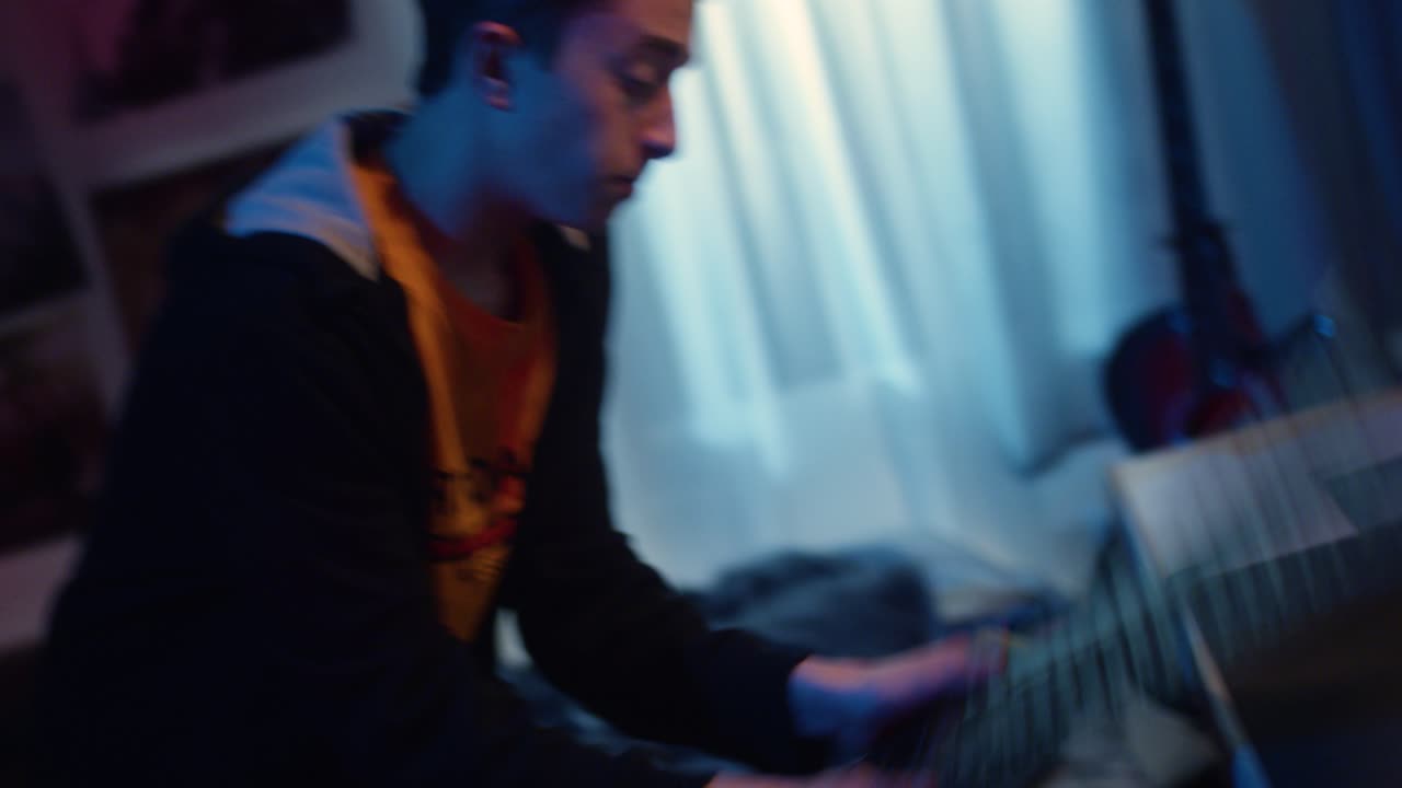 la rabbia di un giocatore frustrato rompe la tastiera sulla scrivania