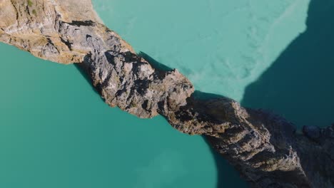 Una-Vista-Aérea-Cercana-De-Lagos-Azules-De-Cráter-Volcánico-En-Una-Montaña-Volcánica