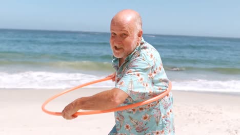 un hombre anciano haciendo hula hoop
