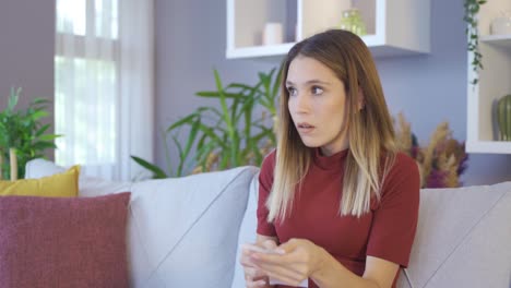 Mujer-Sorprendida.-Mujer-Confundida-Mirando-Un-Billete-De-Alto-Precio.