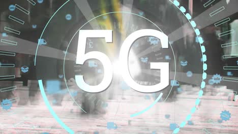 5g-Text-über-Digitalen-Symbolen-Gegen-Menschen,-Die-Auf-Der-Straße-Gehen