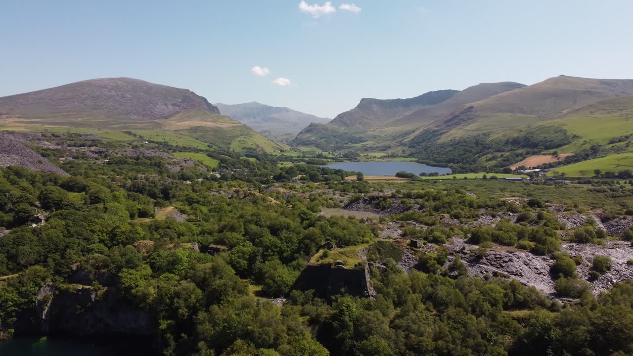 무성하고 조밀한 목가적인 스노도니아 산 삼림 지대 조감도에 있는 도로테아는 무성한 슬레이트 광산 채석장을 사용하지 않습니다