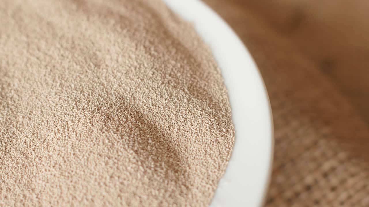 즉각적인 건조한 효모는 색 판에 회전합니다.