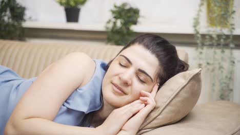 La-Mujer-Tumbada-En-El-Sofá-Está-Descansando.