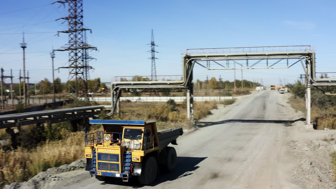 camión de minería de servicio pesado en un camino de tierra