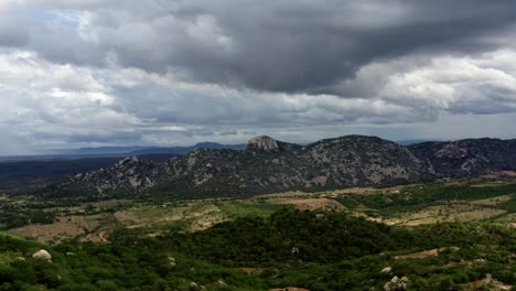 Dron-Aéreo-De-Dolly-out-Tiro-Ancho-Extremo-De-La-Cordillera-De-La-Pedra-De-Sao-Pedro-En-Sítio-Novo,-Brasil-En-El-Estado-De-Rio-Grande-Do-Norte-Durante-Un-Día-Nublado-Y-Tormentoso-De-Verano