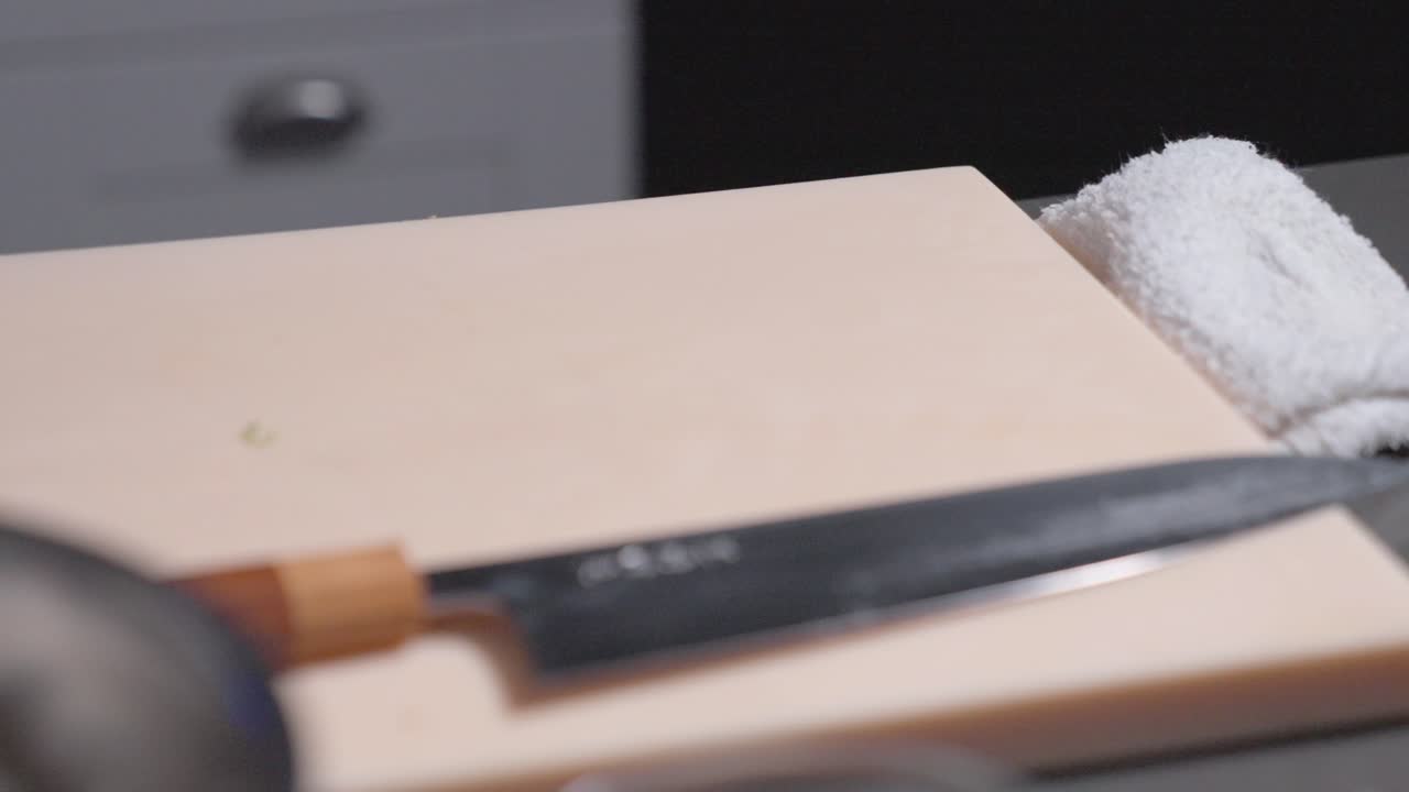 Rekaman bergerak menangkap potongan sushi satu per satu yang diambil dari piring, menampilkan detail sushi yang cerah. Ideal untuk konten kuliner, makanan, dan presentasi sushi.