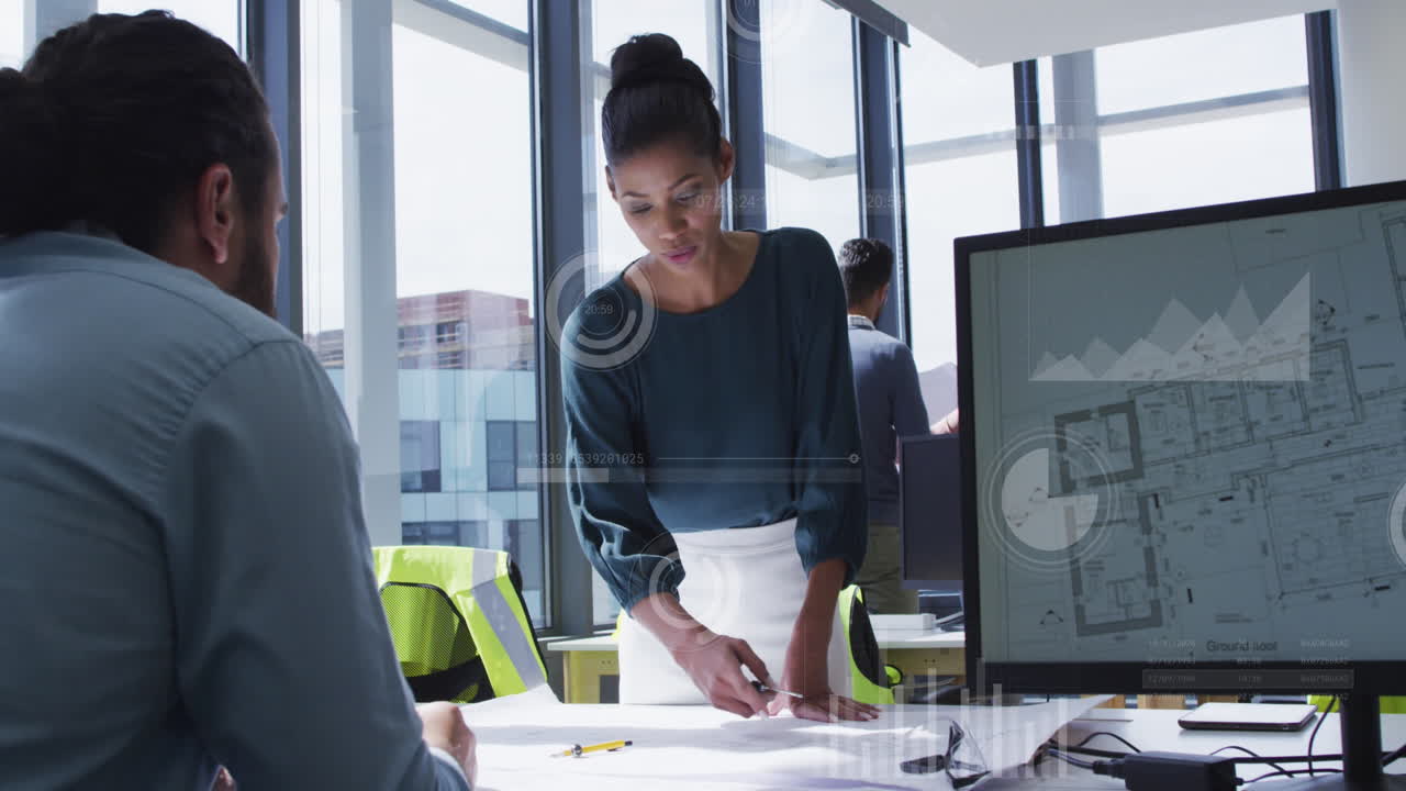 animación de gráficos, círculos de carga, diversas arquitectas explicando el plan a un compañero de trabajo