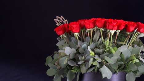 arreglo de rosas rojas con decoración de loto slider shot fondo negro