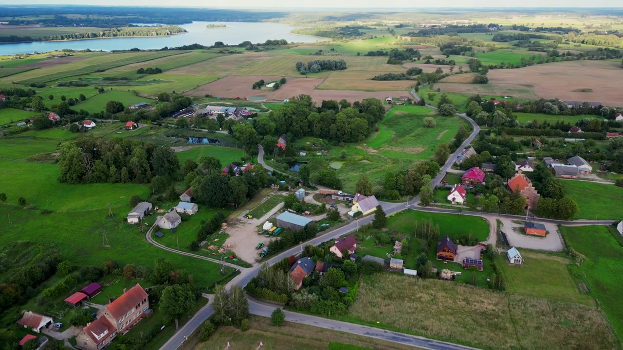 Una vista panoramica con drone di un villaggio pittoresco vicino a un lago.
