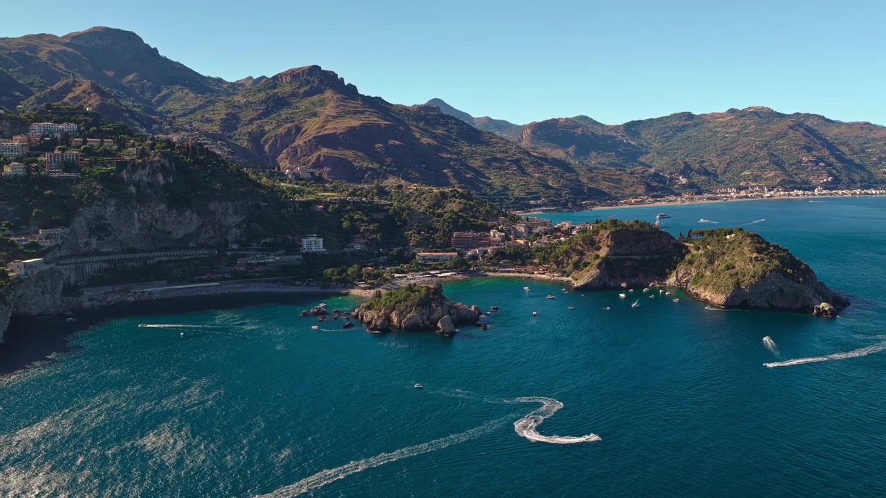 Isola Bella - Isola pittoresca al largo della costa di Taormina, Sicilia, Italia - Perla dello Ionio. Ampia ripresa aerea.