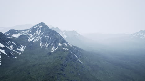 Niebla-Sobre-El-Pico-De-La-Alta-Montaña