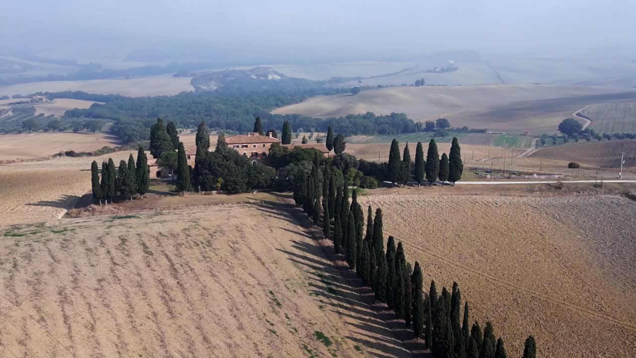 최고의 항공 탑 뷰 비행 아침 안개 토스카니 계곡 이탈리아 가을 23