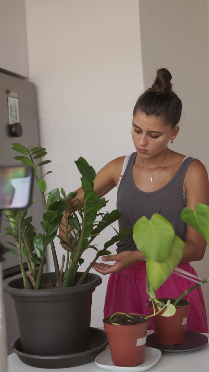 mujer que cuida de las plantas de interior
