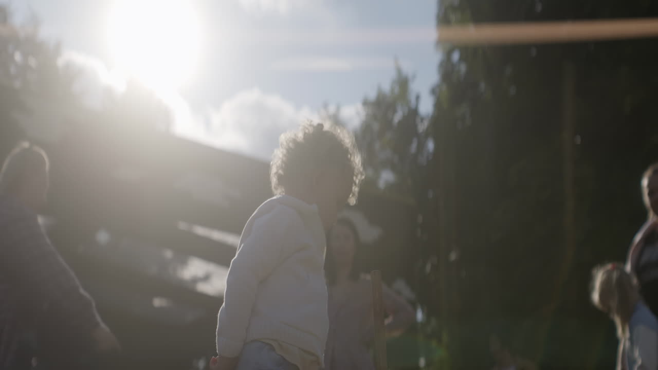 niños jugando al aire libre
