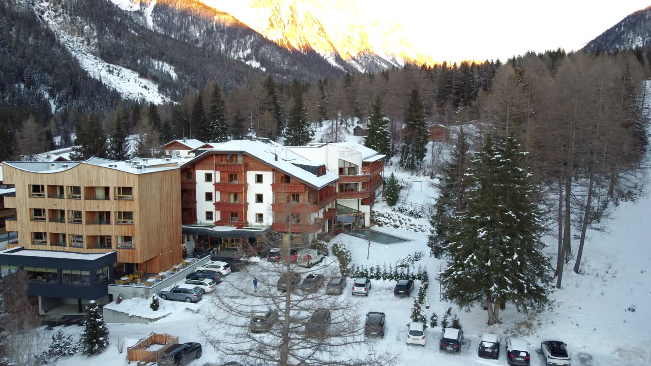 hoteles alpinos rodeados de paisajes de invierno