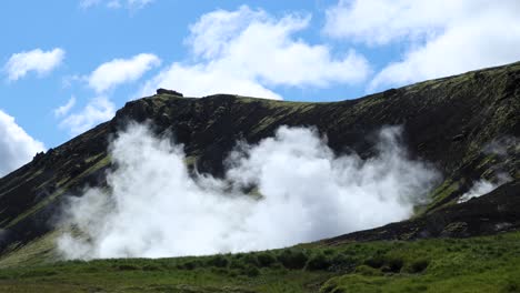 valle de vapor y aguas termales geotérmicas en la caminata reykjadalur en islandia, 4k