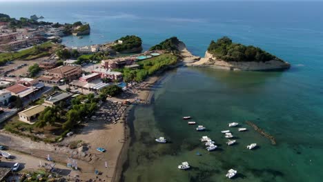 vista aérea de drones de la playa de sidari en la isla de corfú, grecia