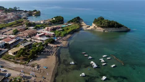 vista aérea de drones de la playa de sidari en la isla de corfú, grecia