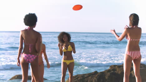 amigos jugando al frisbee en cámara lenta