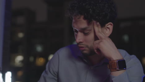 hombre de negocios adicto al trabajo empresario agotado en el trabajo a altas horas de la noche sintiéndose cansado y agotado, quedándose dormido