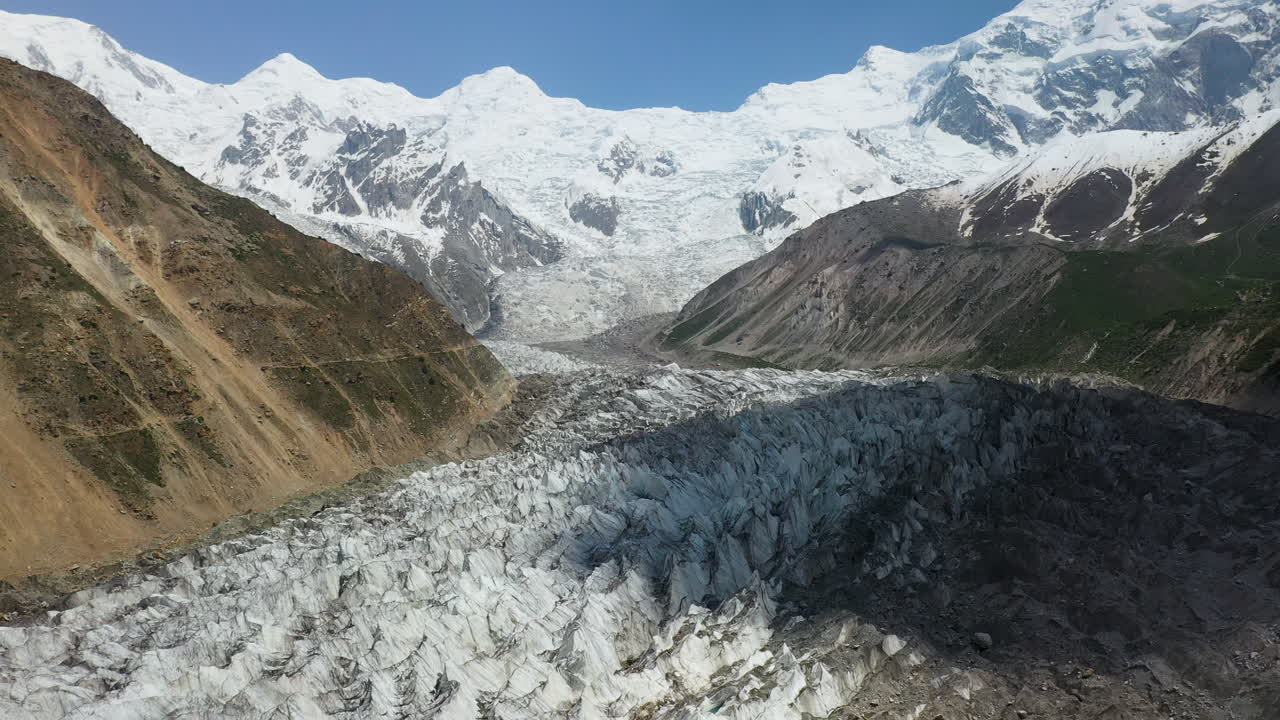 빙하가 있는 낭가 파르바트의 공중 촬영, 파키스탄의 페어리 메도우, 시네마틱 와이드 노출 드론 샷