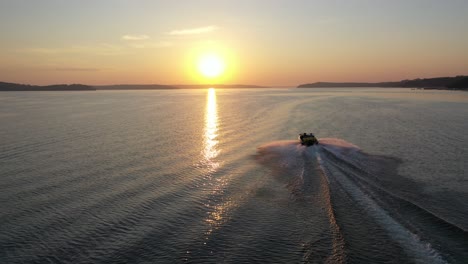 barco que cruza el lago hacia la hermosa puesta de sol de la hora dorada desde una vista aérea