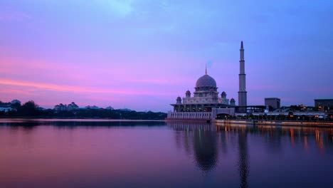 vídeo timelapse de la puesta de sol en la mezquita de putra (masjid putra) durante el clima de niebla. 29 velocidades de fotogramas clips