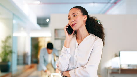 Schwarze-Frau,-Telefonanruf-Und-Geschäft