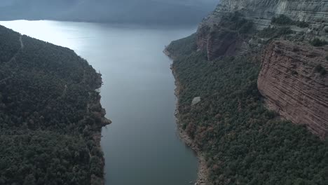 antena del embalse del morro de l'abella que establece una vista sobre la inclinación del río curvo hasta la impresionante cordillera cataluña, españa