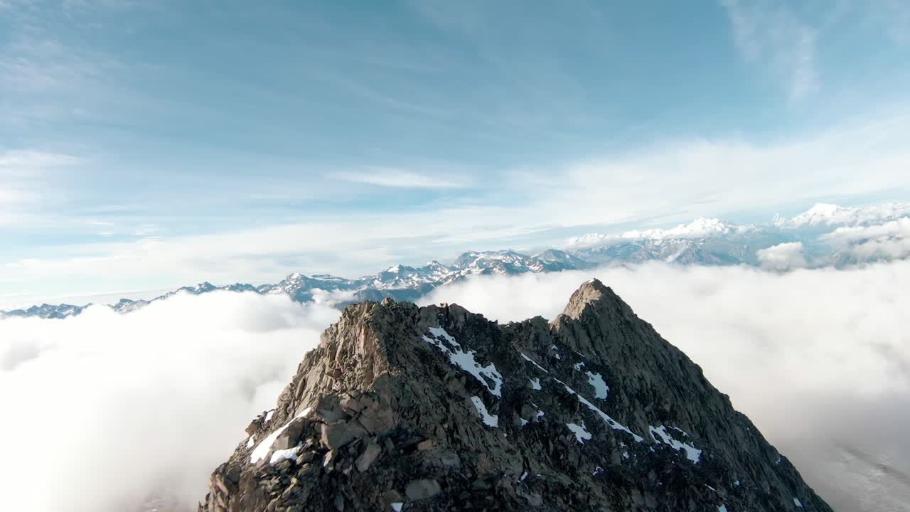 drones aéreos vuelan sobre las hermosas cimas de las montañas y la cresta de la montaña con drones fpv cerca del glaciar aletsch, suiza sobre las nubes con una espectacular vista alpina