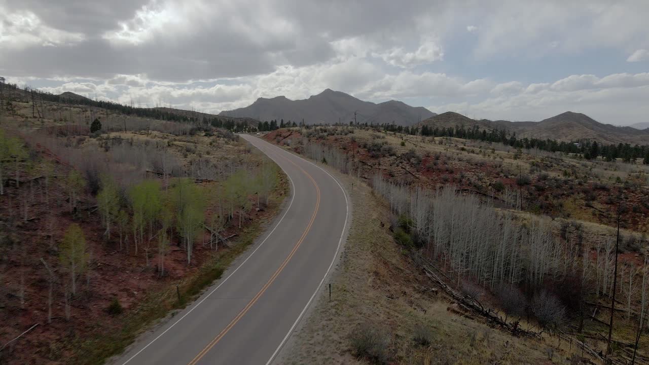 파이크 국유림, 록키 산맥, 콜로라도의 외딴 산간 고속도로를 가로지르는 공중 전망