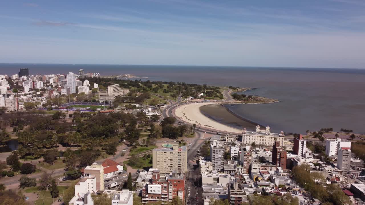 vuelo de drones sobre la costa de montevideo, la capital de uruguay en el océano atlántico