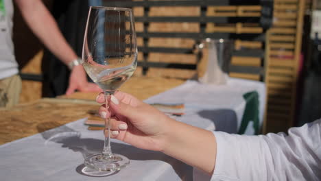degustación de vino en un mercado al aire libre