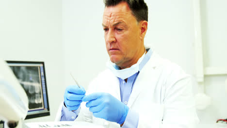 herramientas de control de dentista en la clínica dental