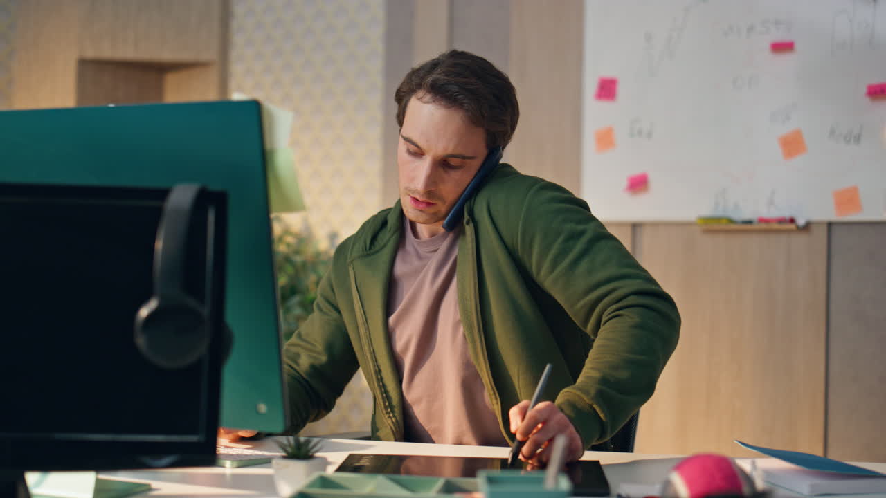 artista ocupado hablando por teléfono en el lugar de trabajo primer plano diseñador web dibujando tableta gráfica