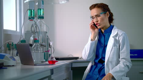 investigadora en el laboratorio. investigadora hablando por teléfono en el laboratorio de investigación.