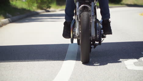 Cámara-Lenta-Cerca-De-La-Rueda-De-La-Motocicleta-Mientras-Conduce