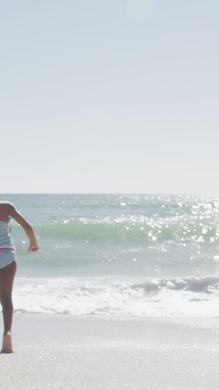 아프리카계 미국인 형제 자매 들 이 해운대 해변 에서 수영복 을 입고 달리고 있다