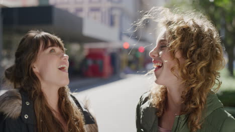 hermosa mujer joven soplando chicle novias riendo alegre disfrutando de diversión juguetona socializando en la cálida soleada calle de la ciudad urbana mañana cámara lenta