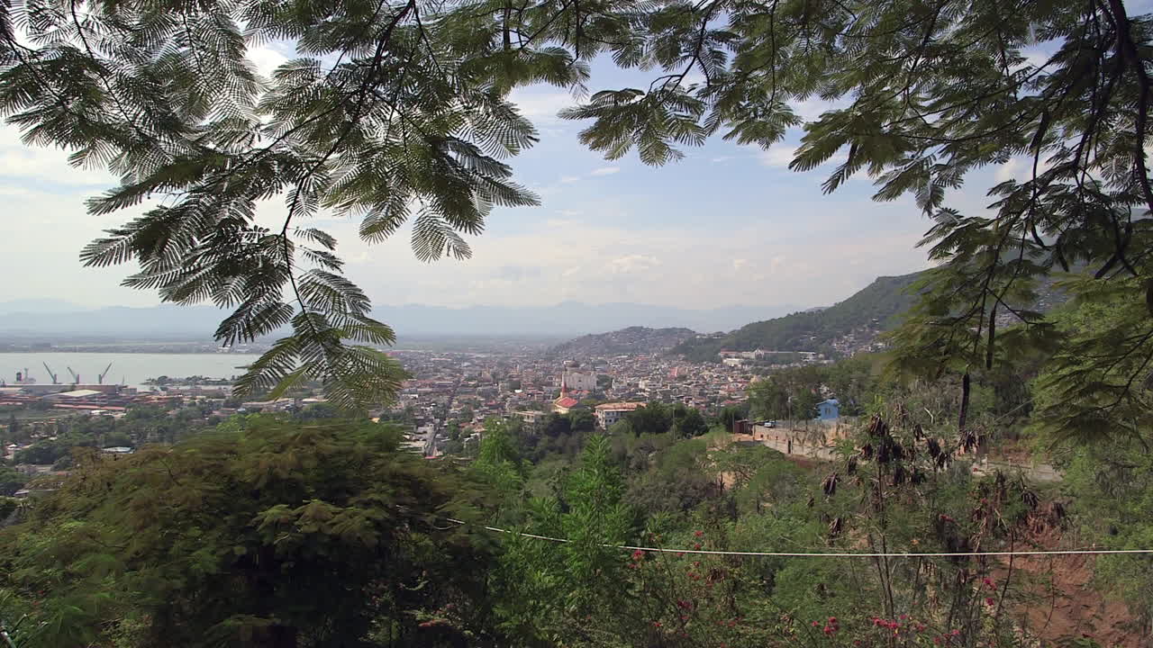 Vista de Cabo Haitiano enmarcada por ramas de árbol verdes