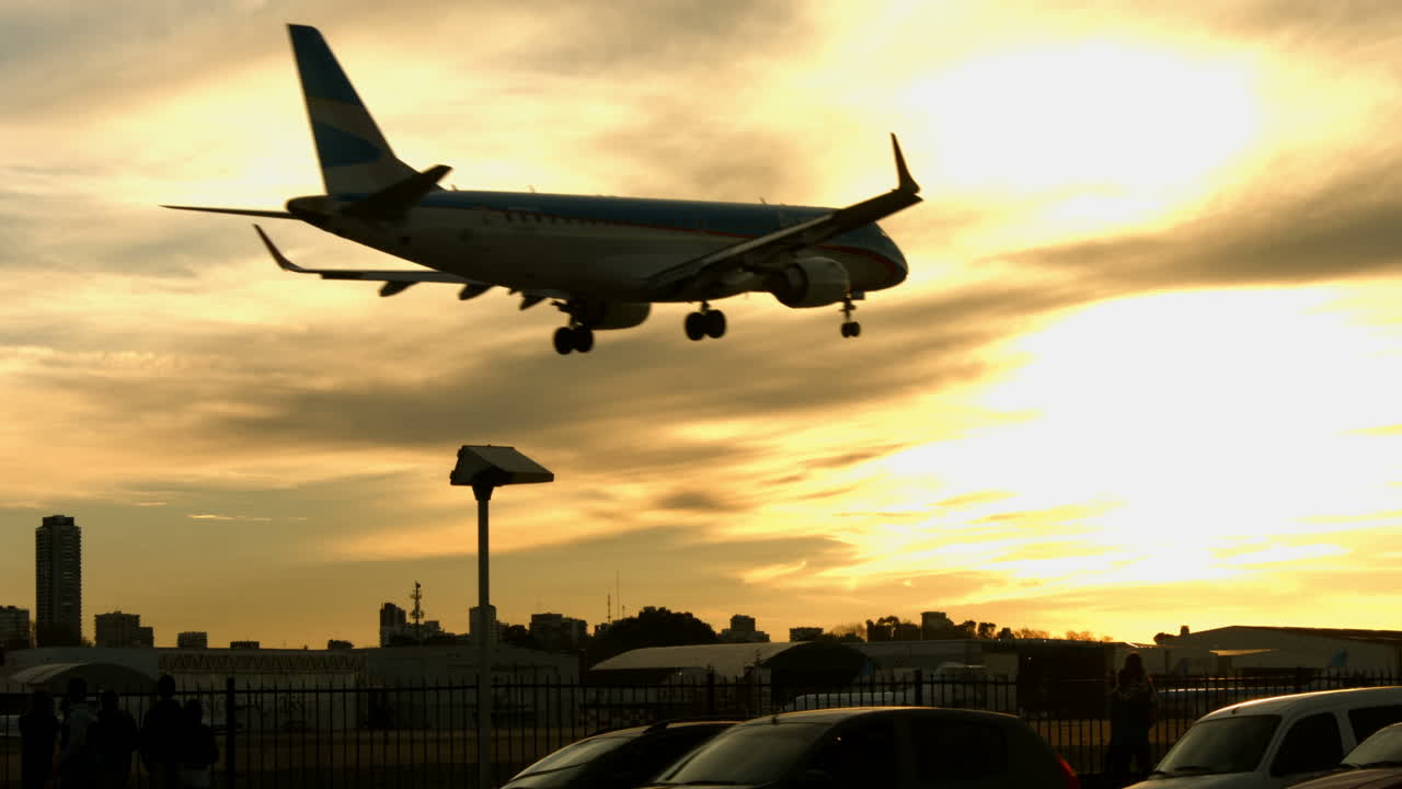 Aereo che vola sulla skyline della città al tramonto dorato