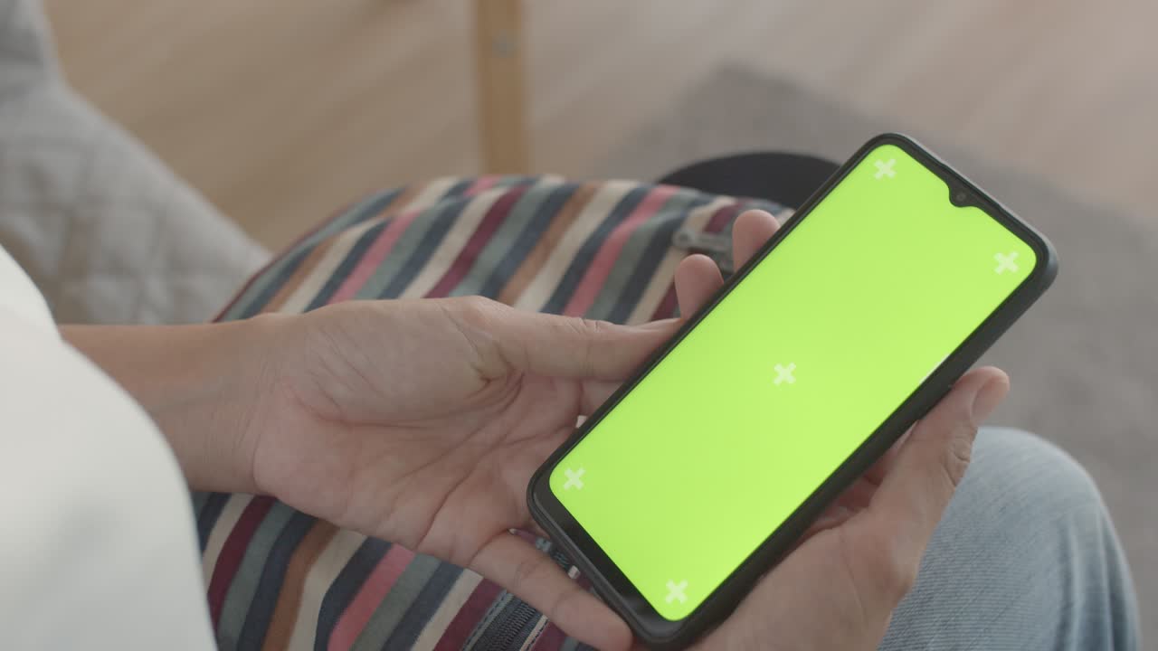 teléfono inteligente digital en blanco en la mano de las mujeres de asia, teléfono móvil pantalla verde