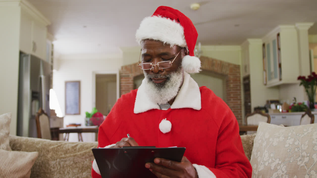 un anciano afroamericano con el disfraz de papá noel en la época de navidad
