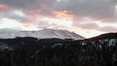 Imágenes-De-Drones-De-Un-Hermoso-Amanecer-Sobre-Una-Montaña-De-Colorado