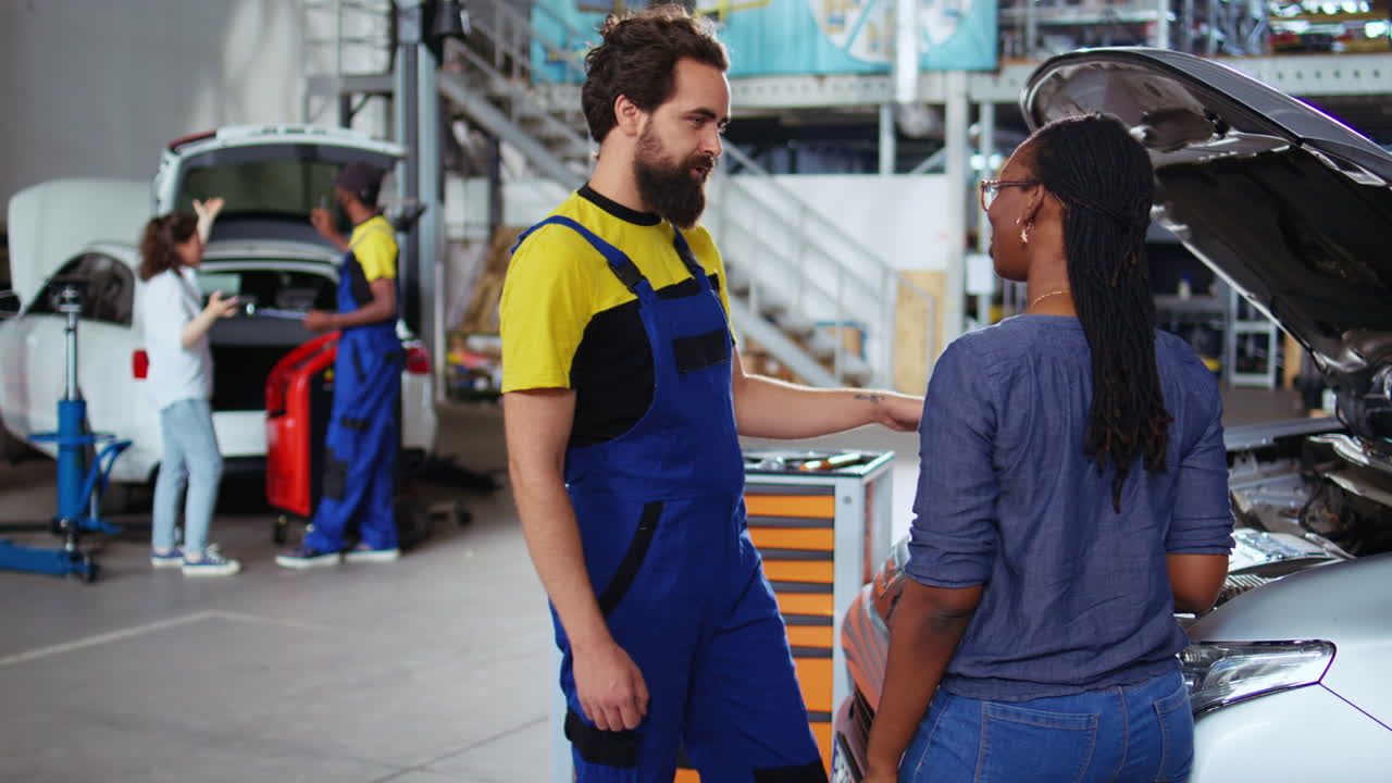 el empleado hace el chequeo del vehículo del cliente